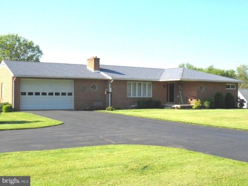 879 Alexander Spg Rd, Carlisle PA  17015-9132 exterior