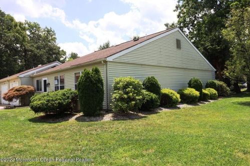 838 Liverpool Cir, Lakehurst, NJ 08759-5384