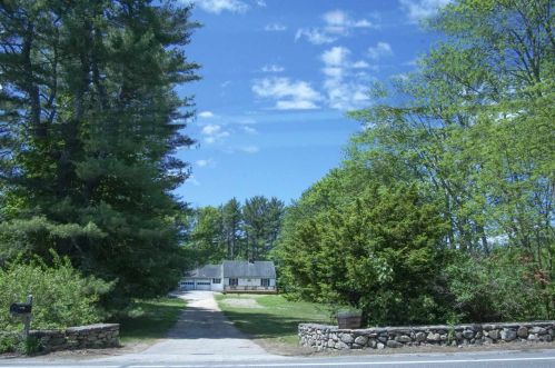 15 Raymond Rd, Deerfield, NH 03037-1518