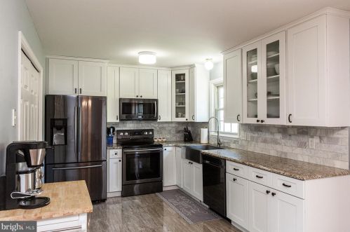 673 Royal Vw Dr, Lancaster PA  17601-2873 exterior