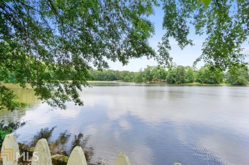 20 Red Bud Trl, Newnan, GA 30263-3118