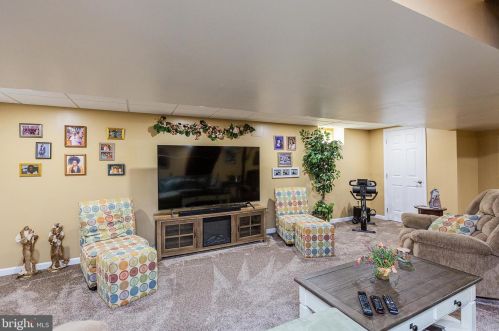 1740 Southport Dr, Lancaster PA  17603-9351 exterior