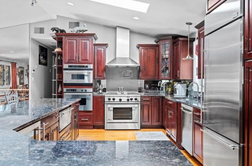9 Castaldi Dr, Providence, RI 02919-4521