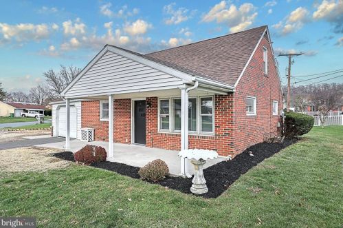 2 Woodward Dr, York, PA 17406-3255