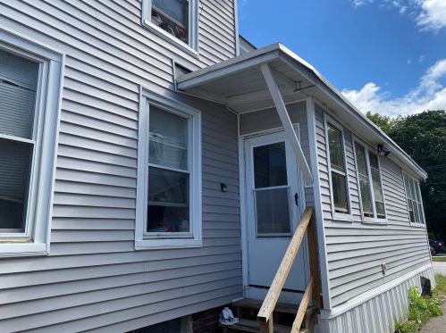 84 Oak St, Laconia, NH 03246-2752