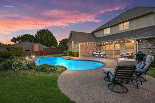 2312 Colleen Ct, Carrollton TX 75007-2037 exterior