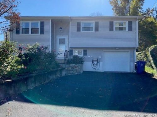 2 Country Club Ct, Norwalk CT  06851-5601 exterior