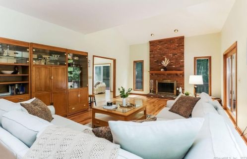 175 Cavan Ln, Glastonbury, CT 06033-2402