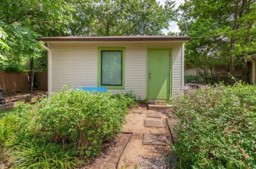 2504 Bluffview Dr, Austin TX  exterior