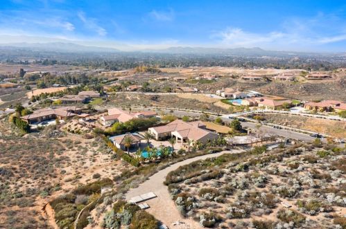 7756 Kingdom Dr, Riverside CA  92506 exterior