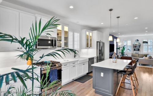 2 River St, Tinton Falls NJ 07701-1324 exterior