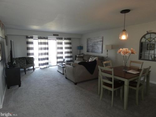 98 Valleybrook Dr, Lancaster, PA 17601-4617