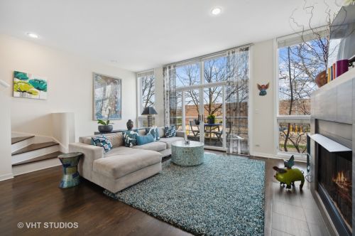 2952 Paulina St, Chicago, IL 60657-4068