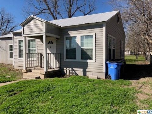 630 Pine St, Seguin TX  78155-2745 exterior