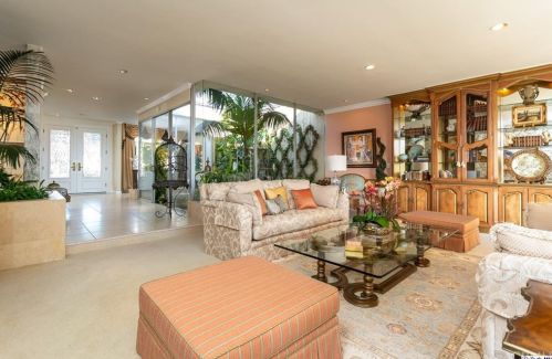 1629 Heather Ridge Dr, Glendale CA  91207-1035 exterior