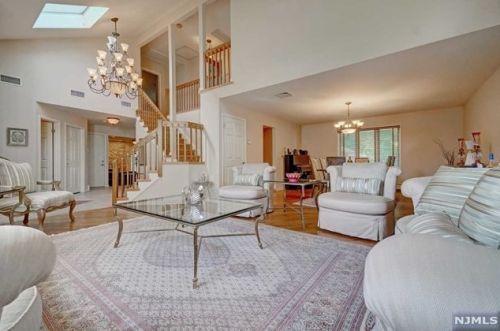 7 Heaton Ct, Closter, NJ 07624-2210