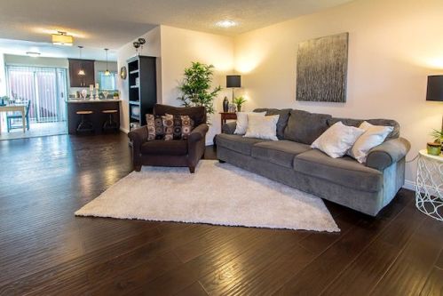 650 Nutwood St, Inglewood, CA 90301-2755