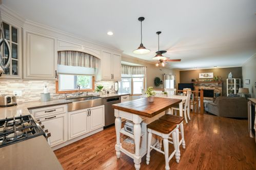 885 Chatham Dr, Carol Stream IL  60188-2979 exterior