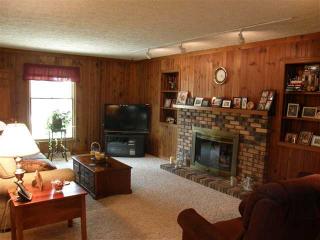 5027 Amesbury Ct, Davenport, IA 52807-3048