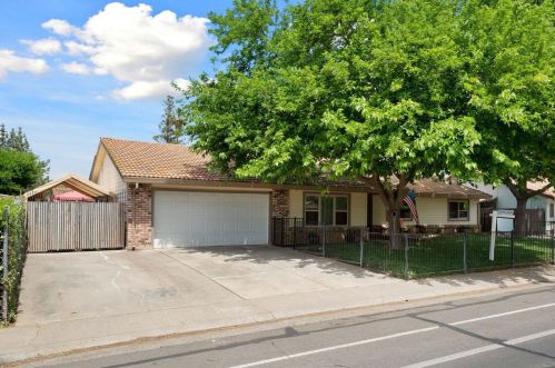 8763 Valley Oak Ln, Elk Grove, CA 95624-2548
