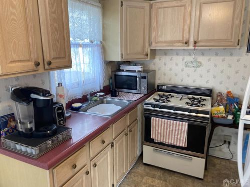 46 Clark Pl, Avenel, NJ 07001-1504