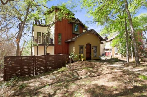 3014 4th St, Austin, TX 78704-6218