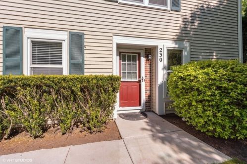 230 University Ln, Elk Grove Vlg, IL 60007-2790