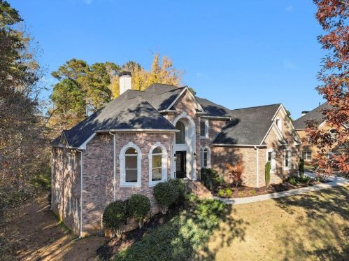 695 Highland Oaks Dr, Atlanta GA  30331-9210 exterior