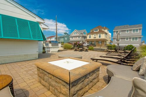 16 Las Vegas Rd, Lavallette NJ 08735-1815 exterior