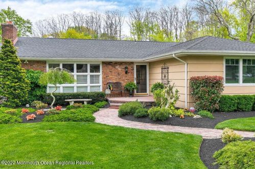 6 Southview Ter, Middletown, NJ 07748-2415