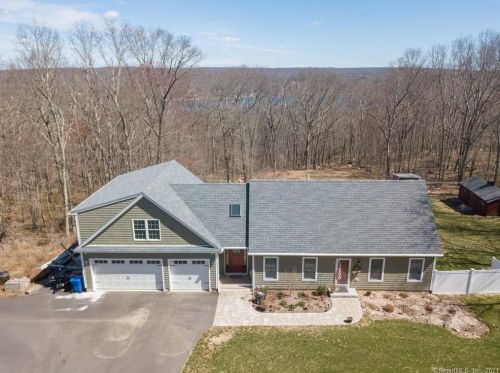 24 Bartlett Rd, Quaker Hill, CT 06375-1102