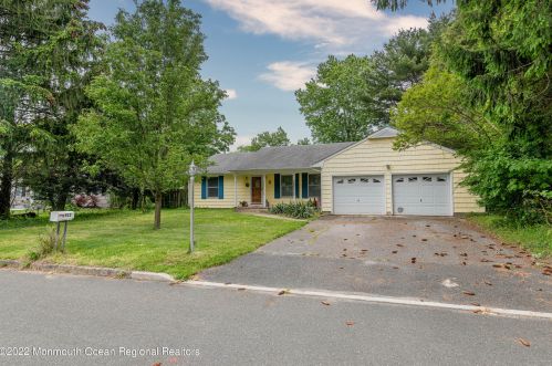 512 Cedarwood Dr, Lacey Township, NJ 08734-2814