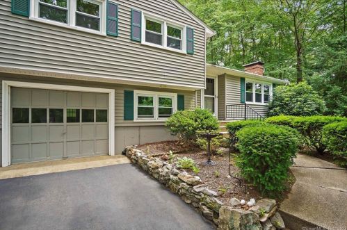 14 Van Tassel Dr, Gales Ferry, CT 06335-1850
