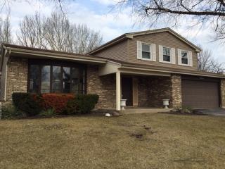 653 Newport Ave, Westmont, IL 60559-1220