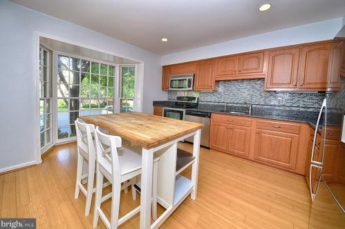 2803 Flagmaker Dr, Falls Church, VA 22042-2204