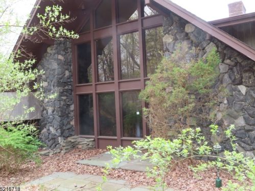 906 Gate Rd, Kinnelon, NJ 07405-2201