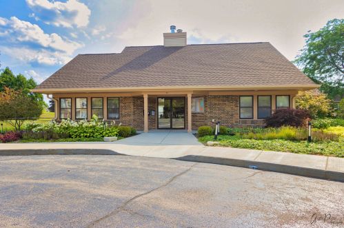 244 Willow Pkwy, Buffalo Grove IL  60089-6604 exterior