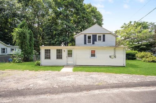 2 Pevear Ave, Warwick, RI 02886-9023