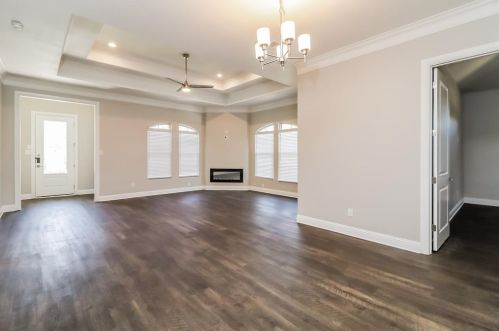 8811 Creek Run Rd, Fort Worth, TX 76120-3902