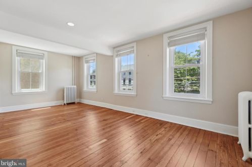 28 Gravers Ln, Philadelphia PA 19118-4132 exterior