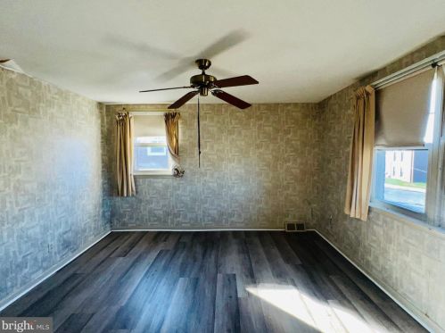 8125 Farnsworth St, Philadelphia PA 19152-3008 exterior