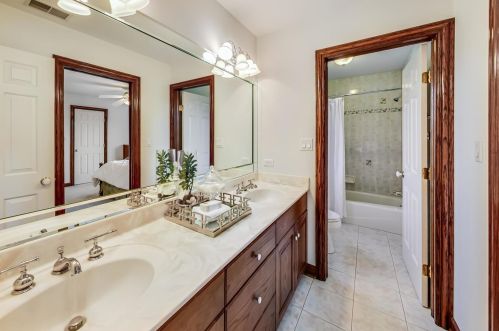 6972 Fieldstone Dr, Willowbrook IL  60527-6969 exterior