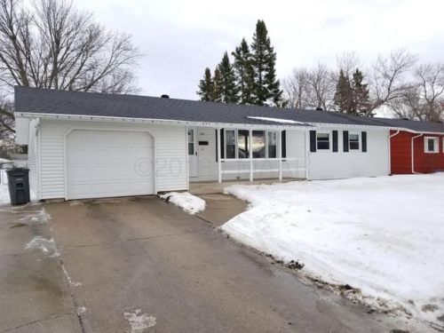 518 Birch Ln, Moorhead, MN 56560-3225