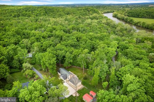 53 Bob White Dr, Harpers Ferry WV  25425-5810 exterior