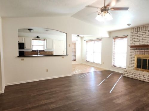 304 Mcclendon Dr, Webberville TX  78621-1104 exterior