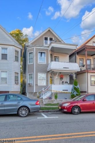253 8th St, Paterson, NJ 07508-2001