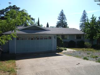 1216 John Dr, Grants Pass OR  97526-6403 exterior