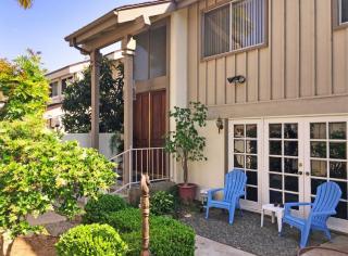 27 Acacia Tree Ln, Irvine, CA 92612-2201