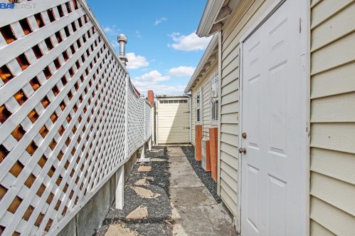 1567 Plaza Dr, San Leandro CA  94578-1968 exterior