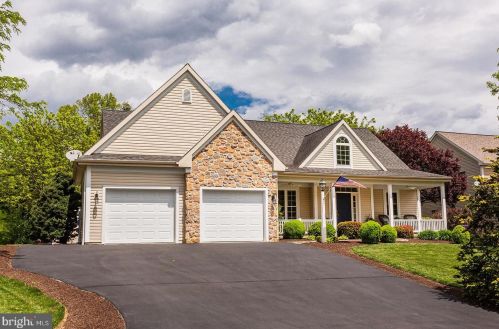 717 Landmark Cir, Lancaster, PA 17603-7917